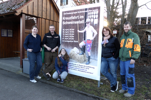 Theatergruppe Gottmannshofen beim Plakataufstellen