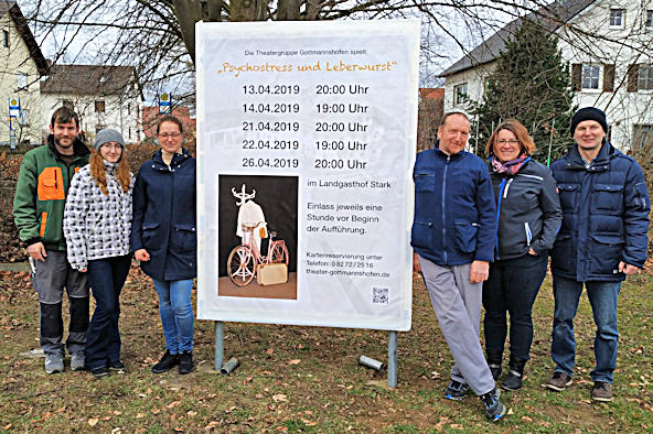 Theatergruppe Gottmannshofen beim Plakataufstellen